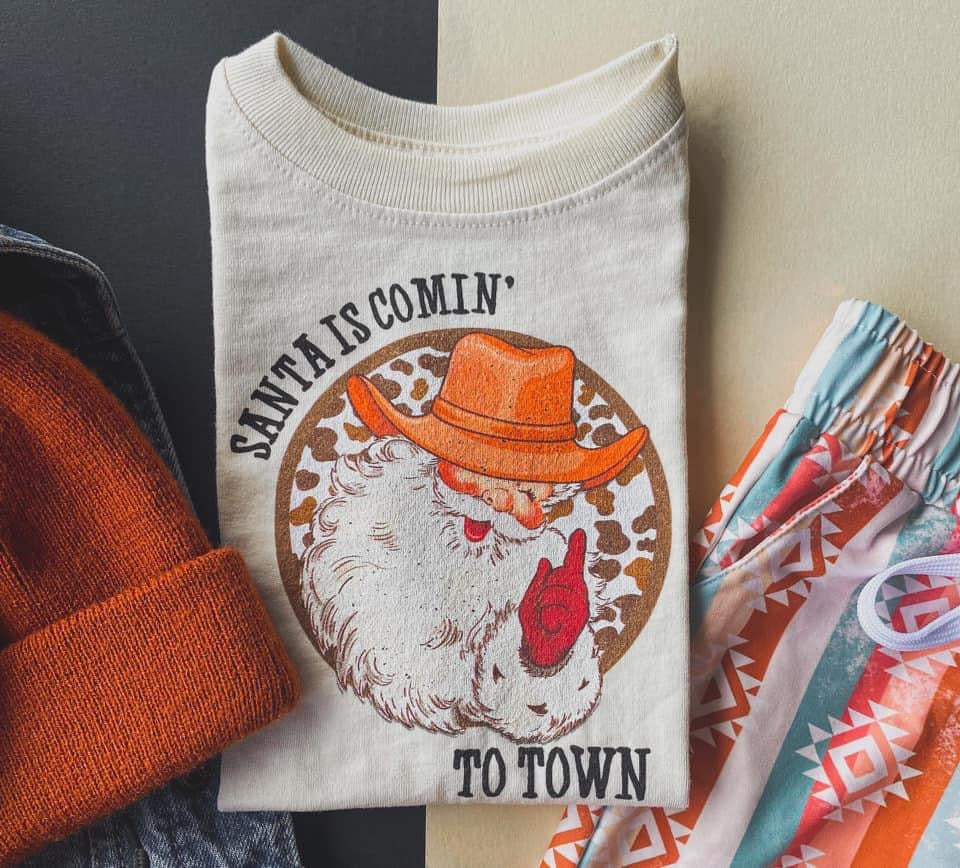 santa is comin’ to town tee